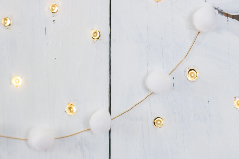 LIGHT UP CHRISTMAS TREE USING A PALLET DIY