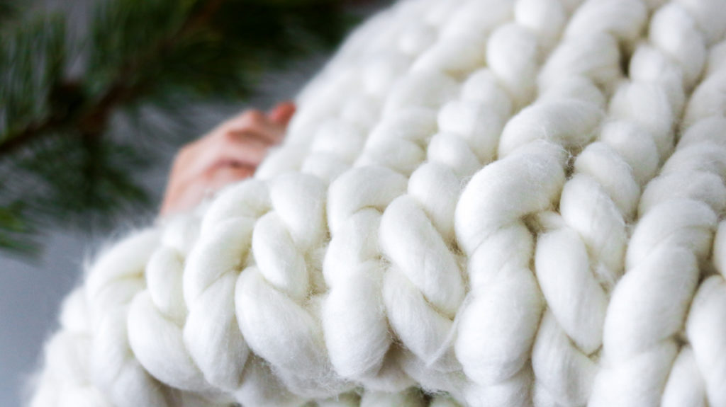 Chunky Knit Blanket DIY - Find out how to Chunky knit a Throw Blanket ...