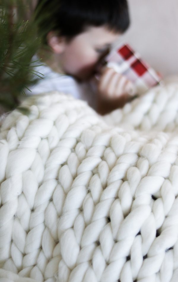 Chunky Knit Blanket DIY Find out how to Chunky knit a Throw Blanket In 3 Easy Steps