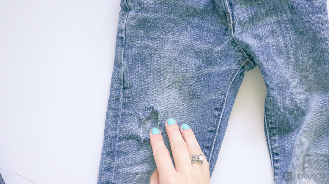 HOW TO FIX RIPPED JEANS - 5 EASY STEPS - PHOTO + VIDEO
