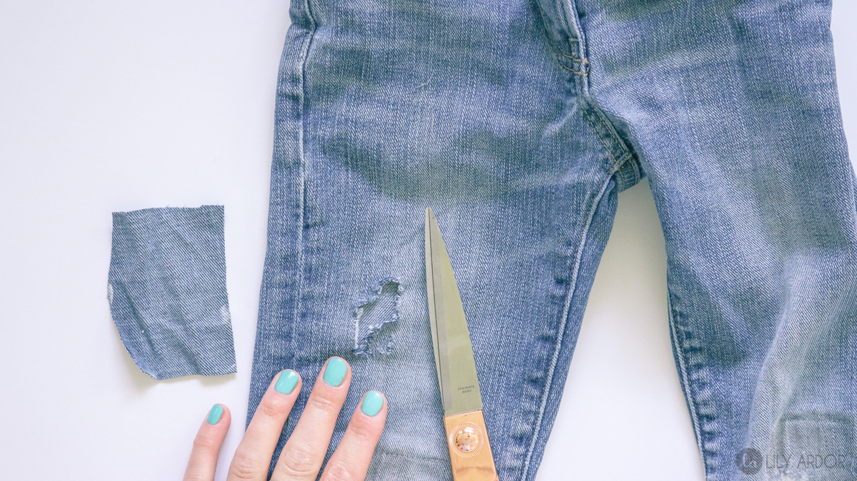 HOW TO FIX RIPPED JEANS - 5 EASY STEPS - PHOTO + VIDEO