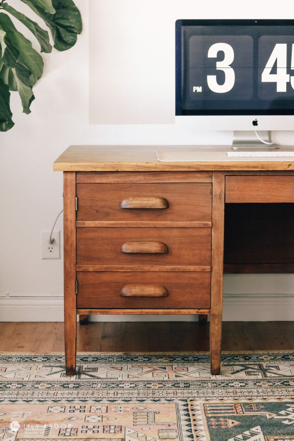 HOW TO REFINISH A DESK Lily Ardor