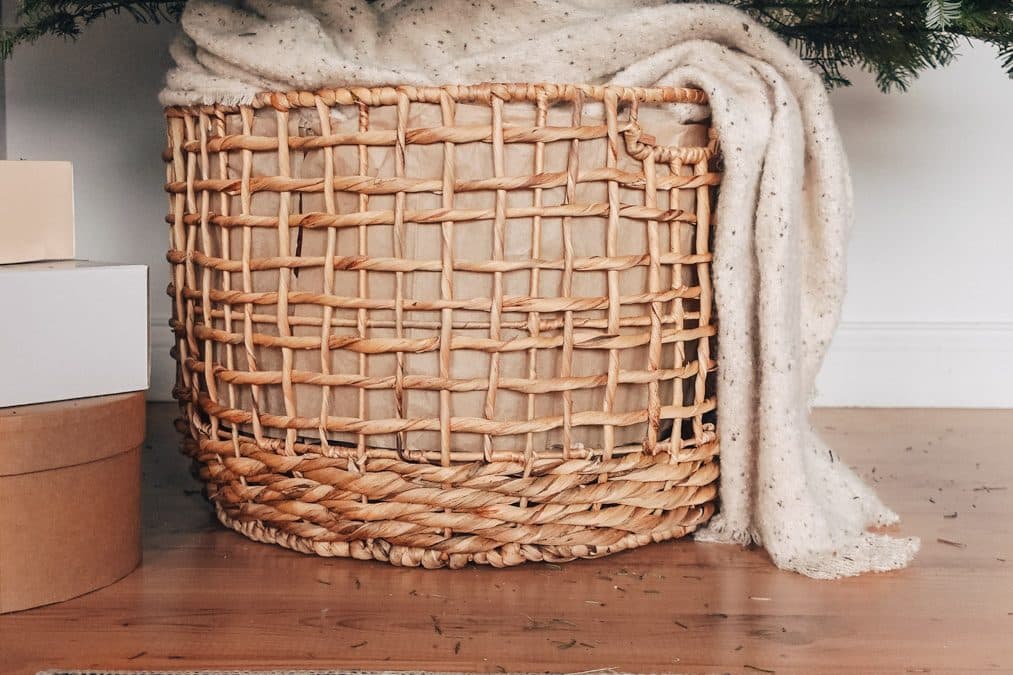 HOW TO STYLE A CHRISTMAS TREE IN A BASKET