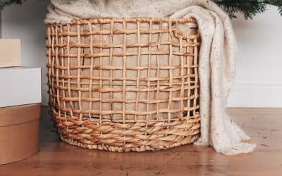 HOW TO STYLE A CHRISTMAS TREE IN A BASKET